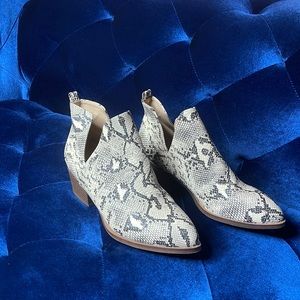 Snake skin boots with a heel!